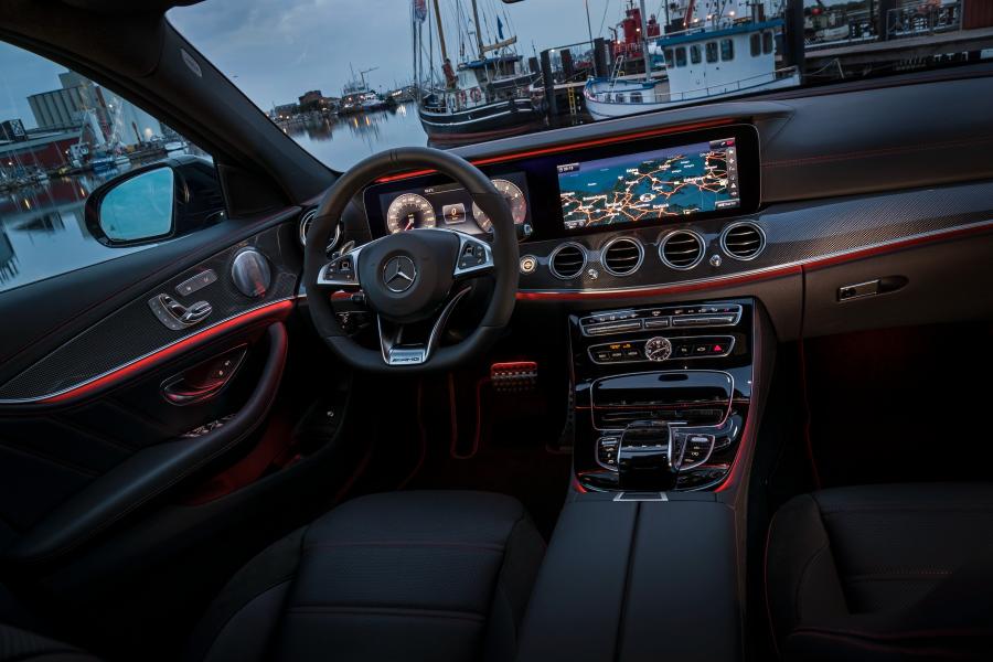 Интерьер Mercedes-AMG E43 4Matic Estate 2016 года  (фото 7 из 28)
